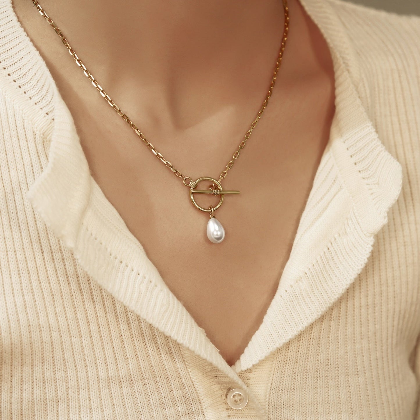Drop Pearl Pendant Necklace