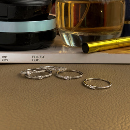 La Petite Solitaire Ring - Baguette